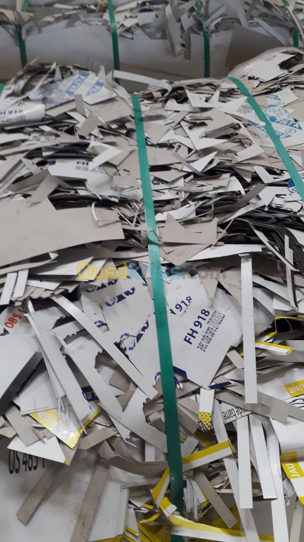 Déchets papier blanc gris et vpm