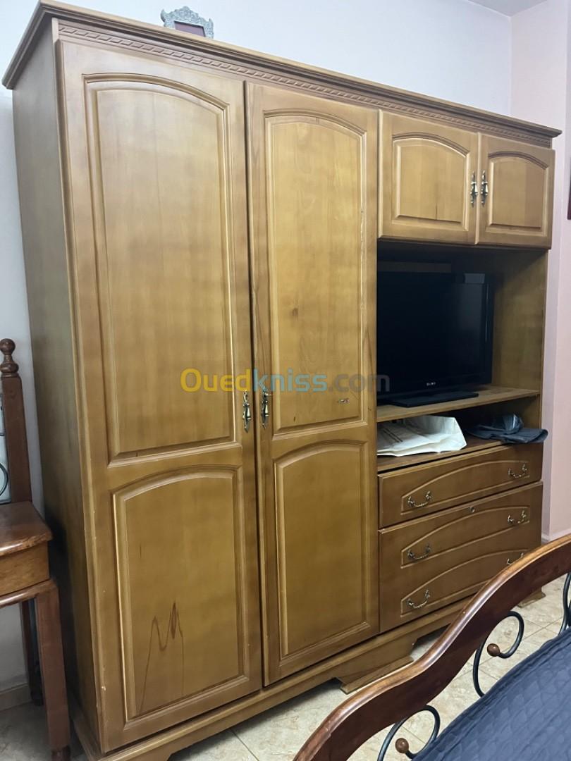 Armoire a 4 portes en bois massif 