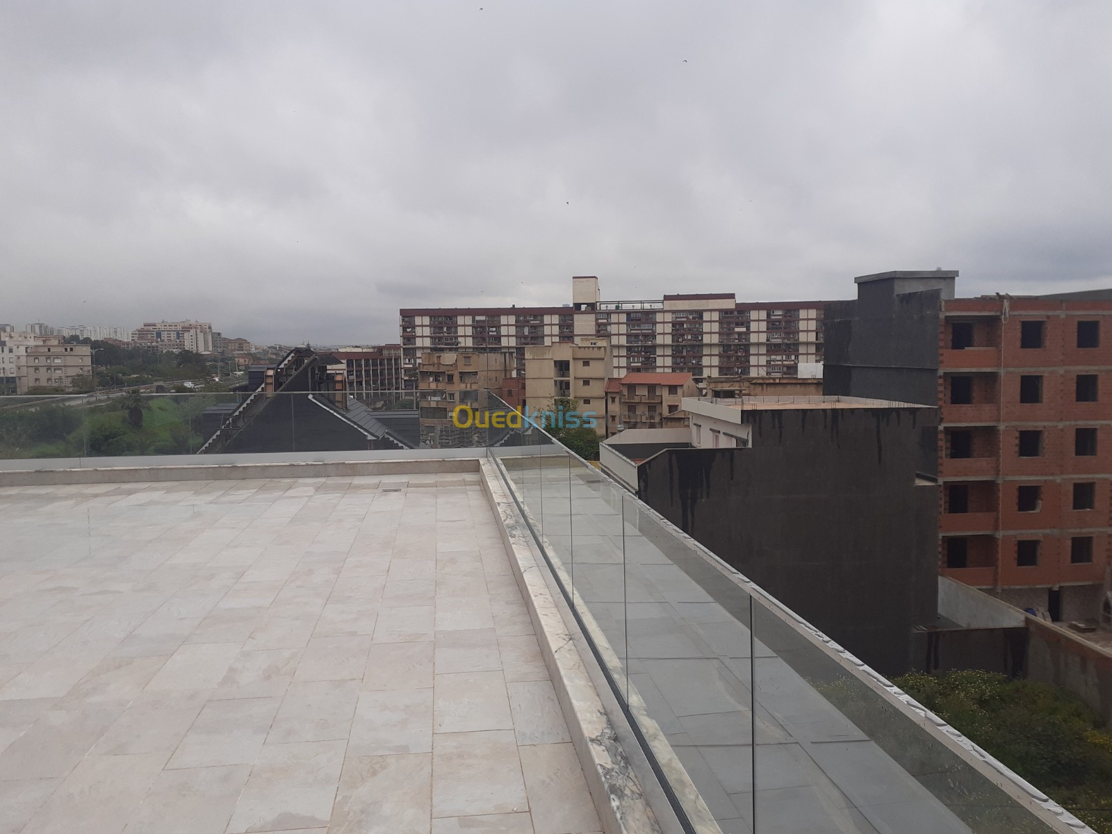 Garde corps en verre. Rampe d'escaliers, séparation de piscine 