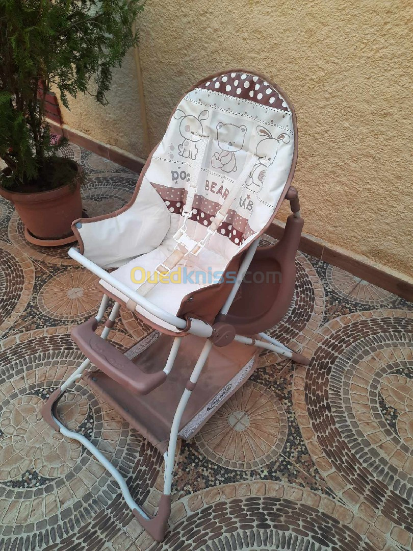 Poussette pour bébé.   Chaise haute pour bébé 