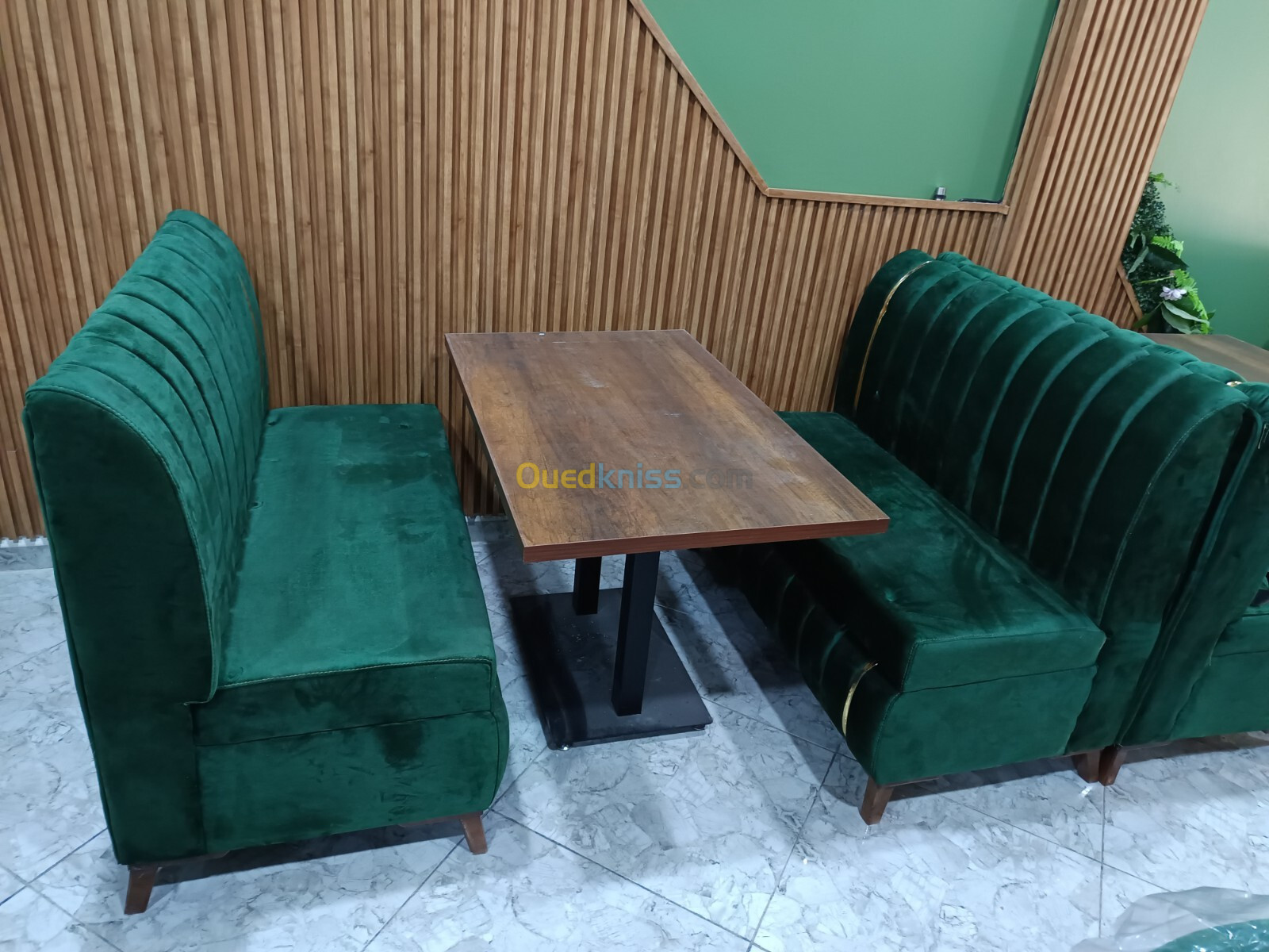 Tables avec banquette et tables avec chaises 