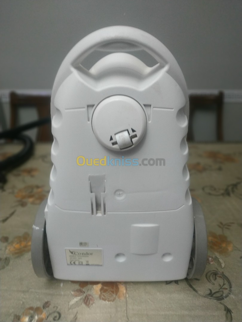 Aspirateur Européen Condor a sac lavable avec touts ces accessoires état 9/10