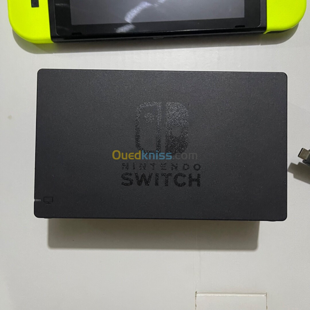 Nintendo switch v1 10/10 sd 128gb flashé avec dock et chargeur 21 jeux installes 