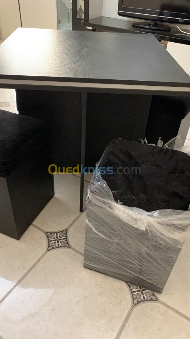 table noire avec 4 poufs