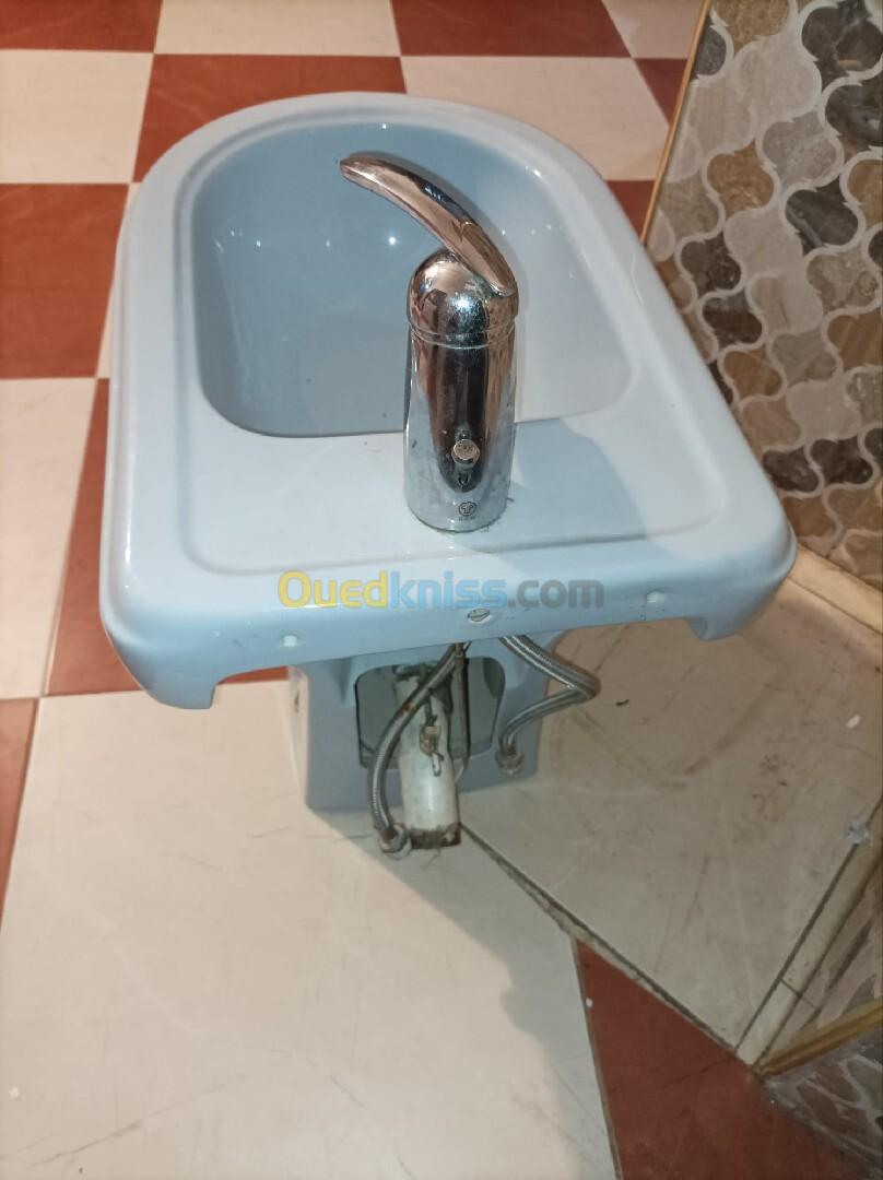 Un bidet de salle de bain blanc en très bon état avec son robinet...