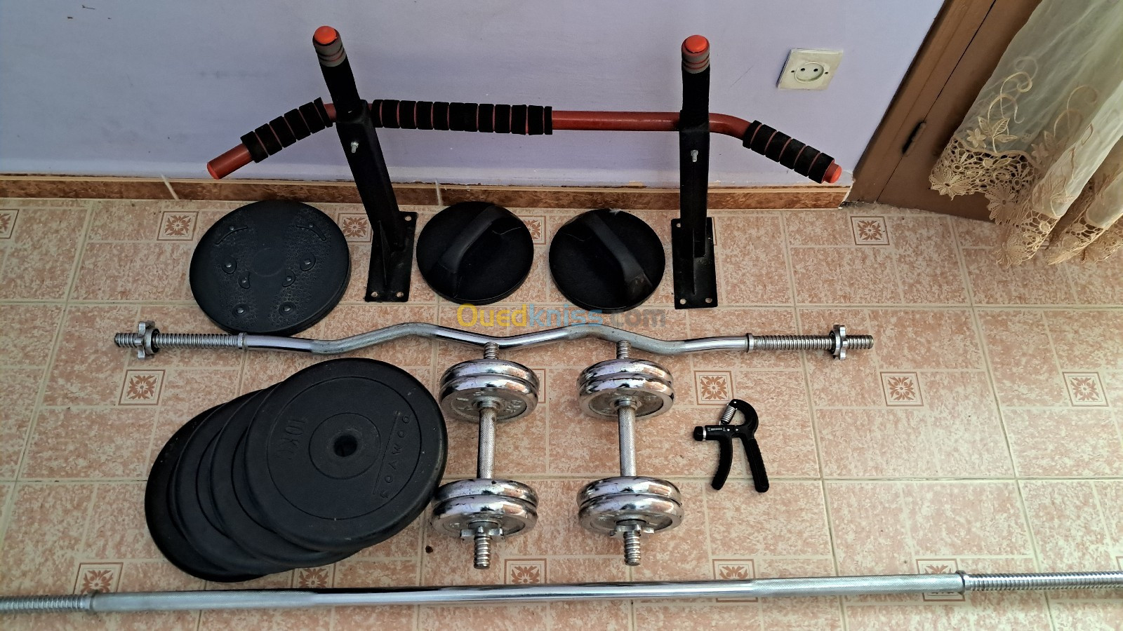 Banc de musculation avec deux barres et 4 disc 10kg