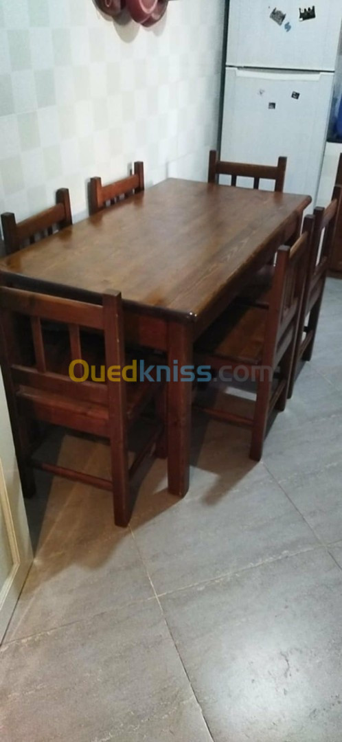 table de cuisine 1.50*0.80 avec 2 chaises