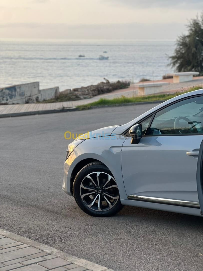 Renault Clio5 techno full options 2024 Gris nardo différent par rapport à l’alpine