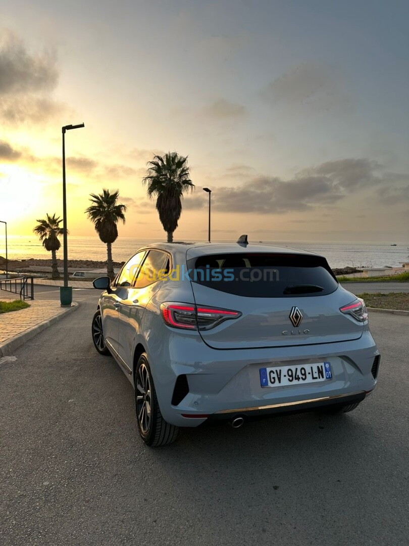 Renault Clio 5 boîte 6 chargeur induction +rétro rabatable 2024 Caméra gris nardo