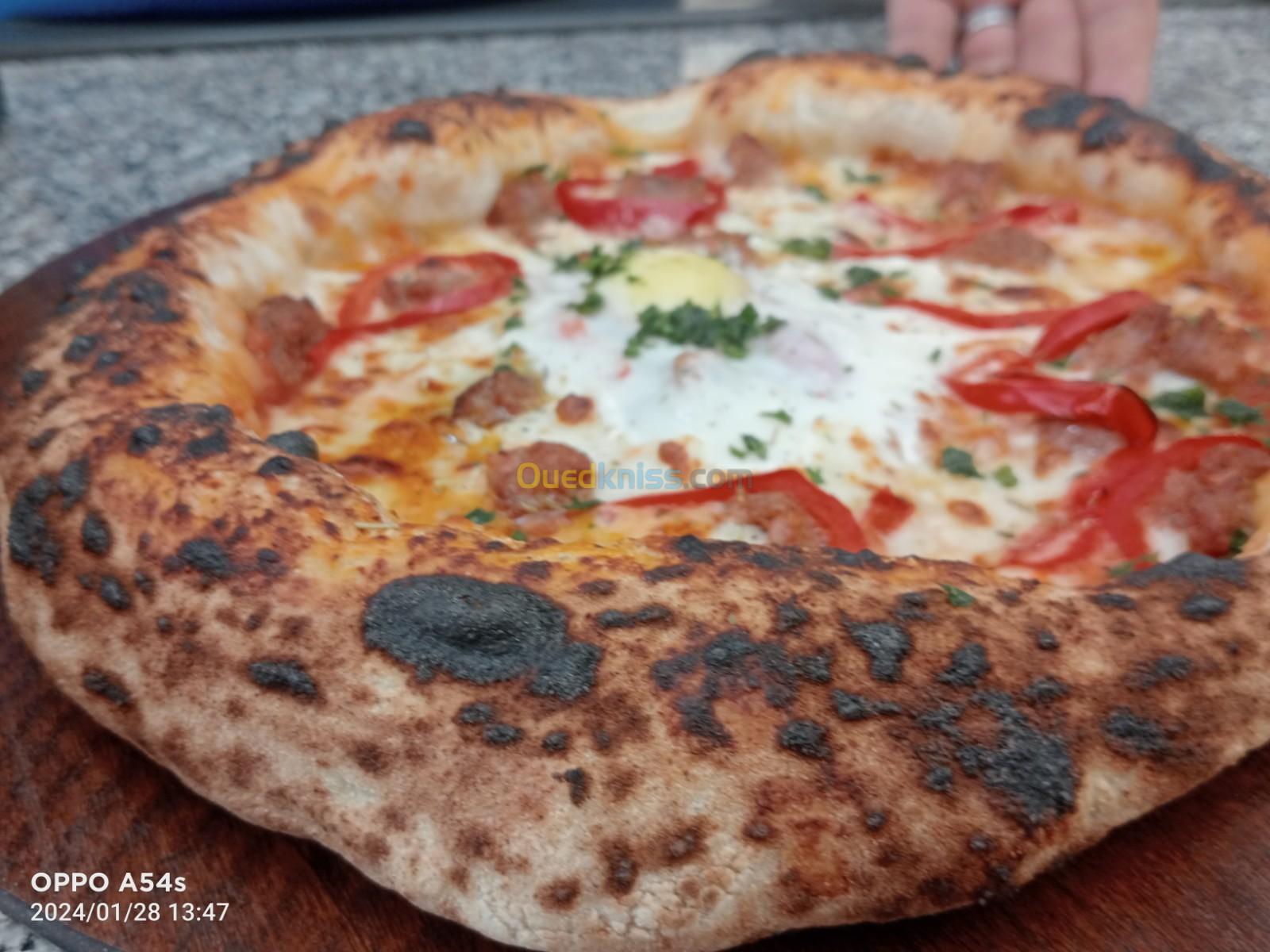 Deux pizzaiolo four a bois  