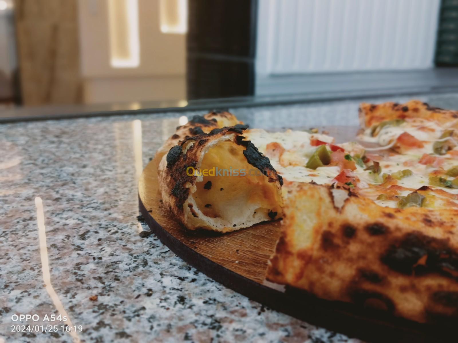 Deux pizzaiolo four a bois  