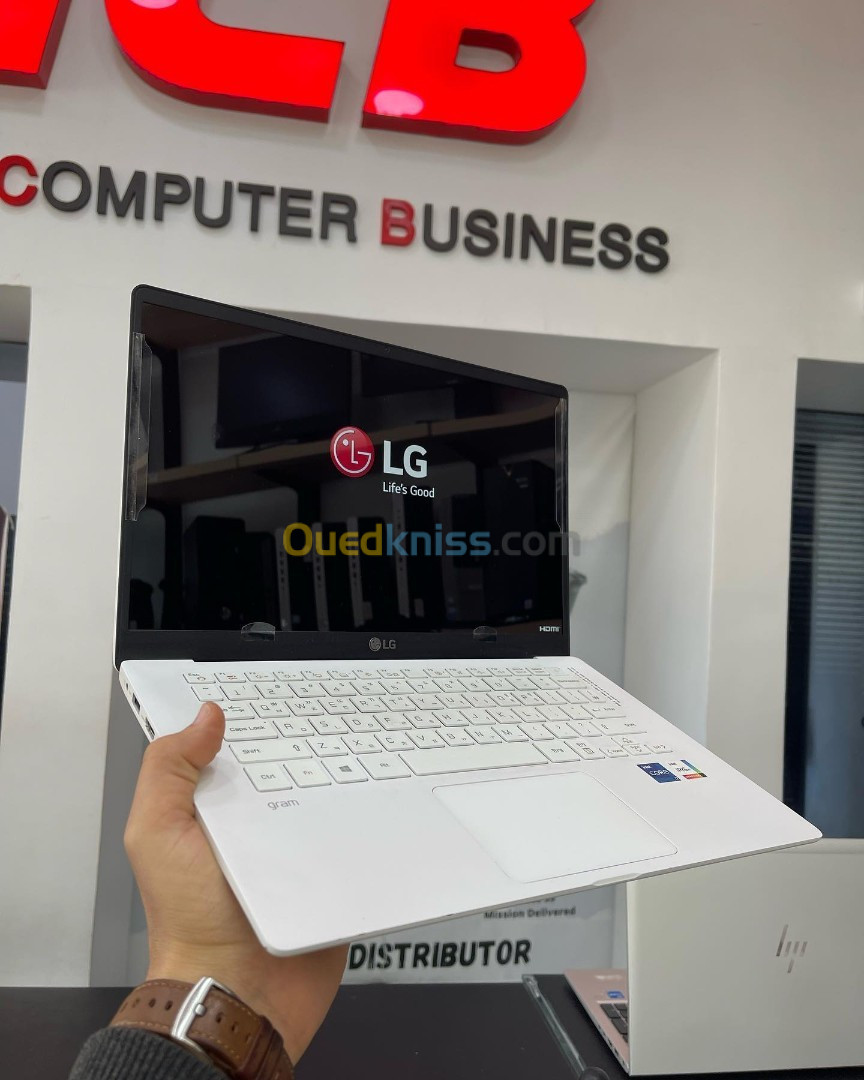 LG Gram 14ZB95N Inte Core i7-1165G7  12 Mo de cache, jusqu'à 4,70 GHz 16GB 256GB SSD 14" FULL HD 