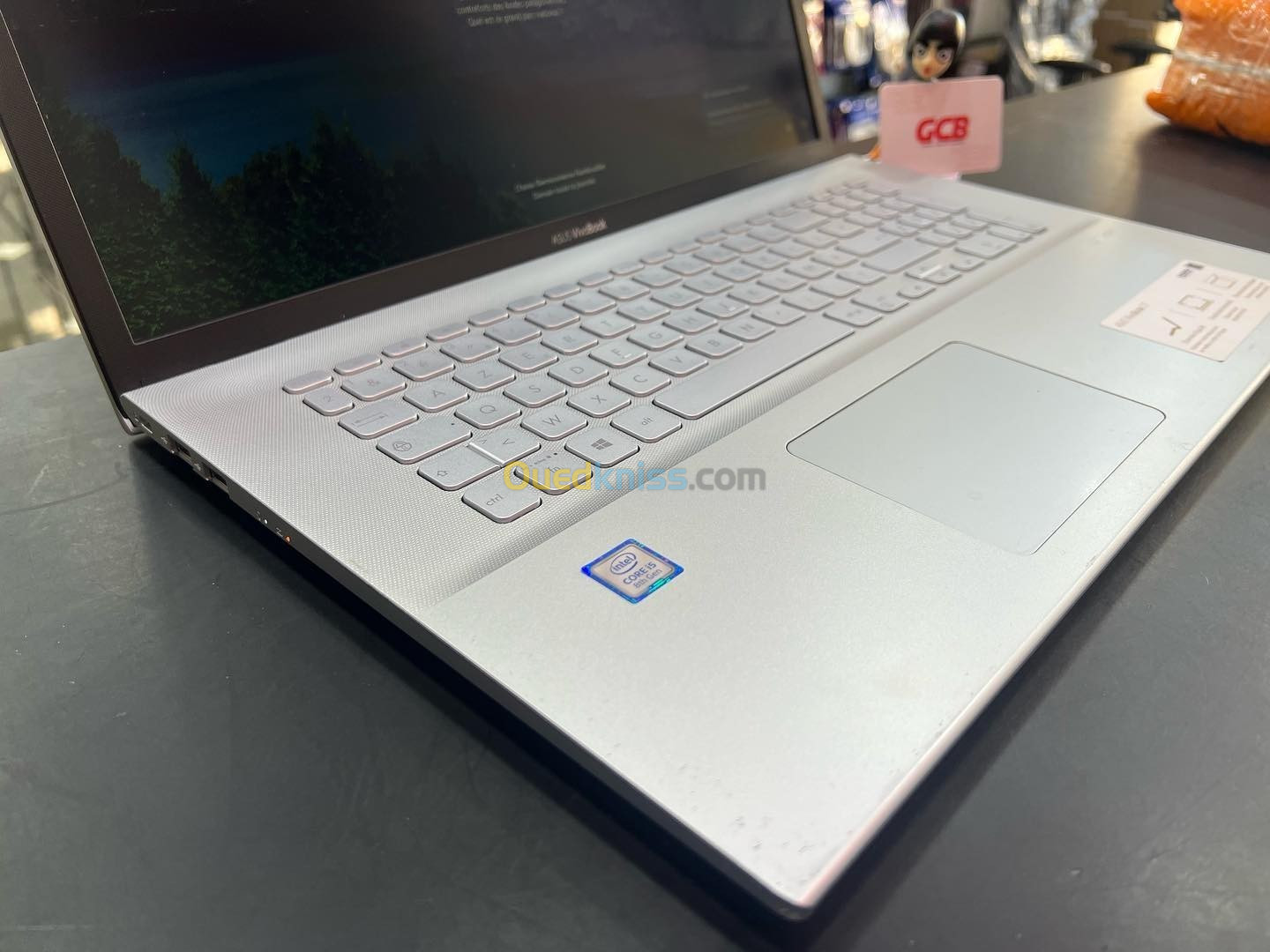 ASUS VIVOBOOK X712F Intel Core i5-8265U 6 Mo de cache, jusqu'à 3,90 GHz 8GB 512GB SSD 17" 