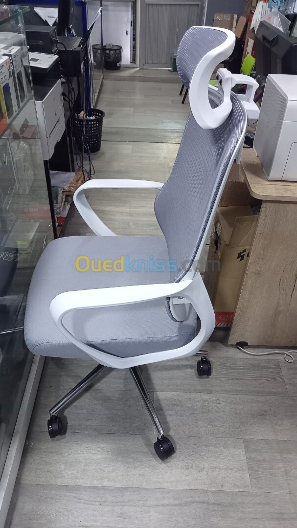 Chaise directionnelle ergonomique de bureau avec repose tête