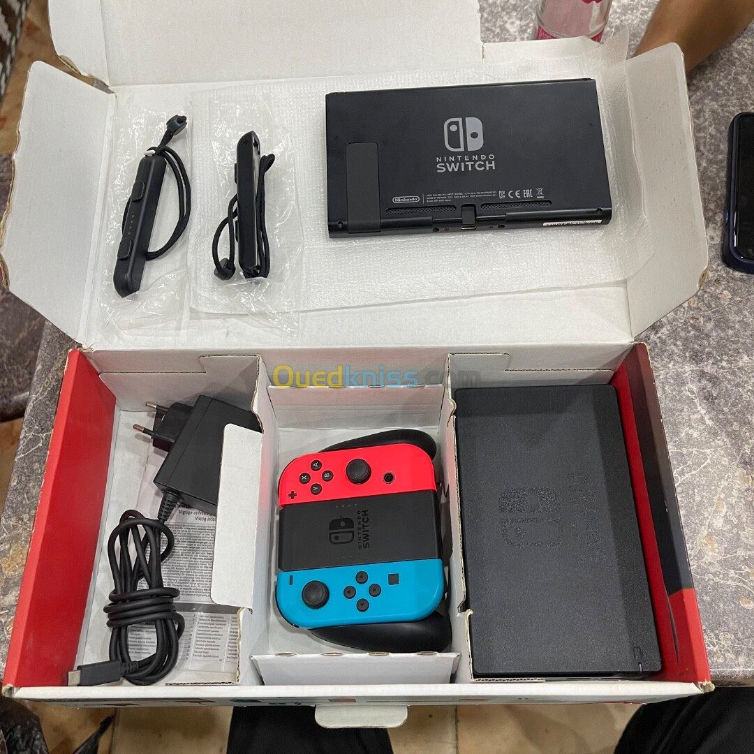 Nintendo switch v2 2021 avec tout ses accessoires état 10/10 non flashé 