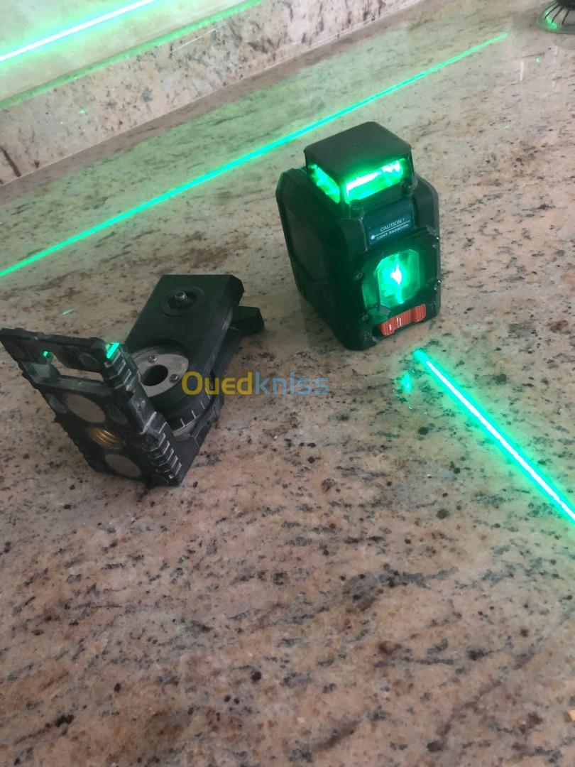 Je mets en vente un niveau laser HONESTPRO 5 ligne et Un banjou DELKO  