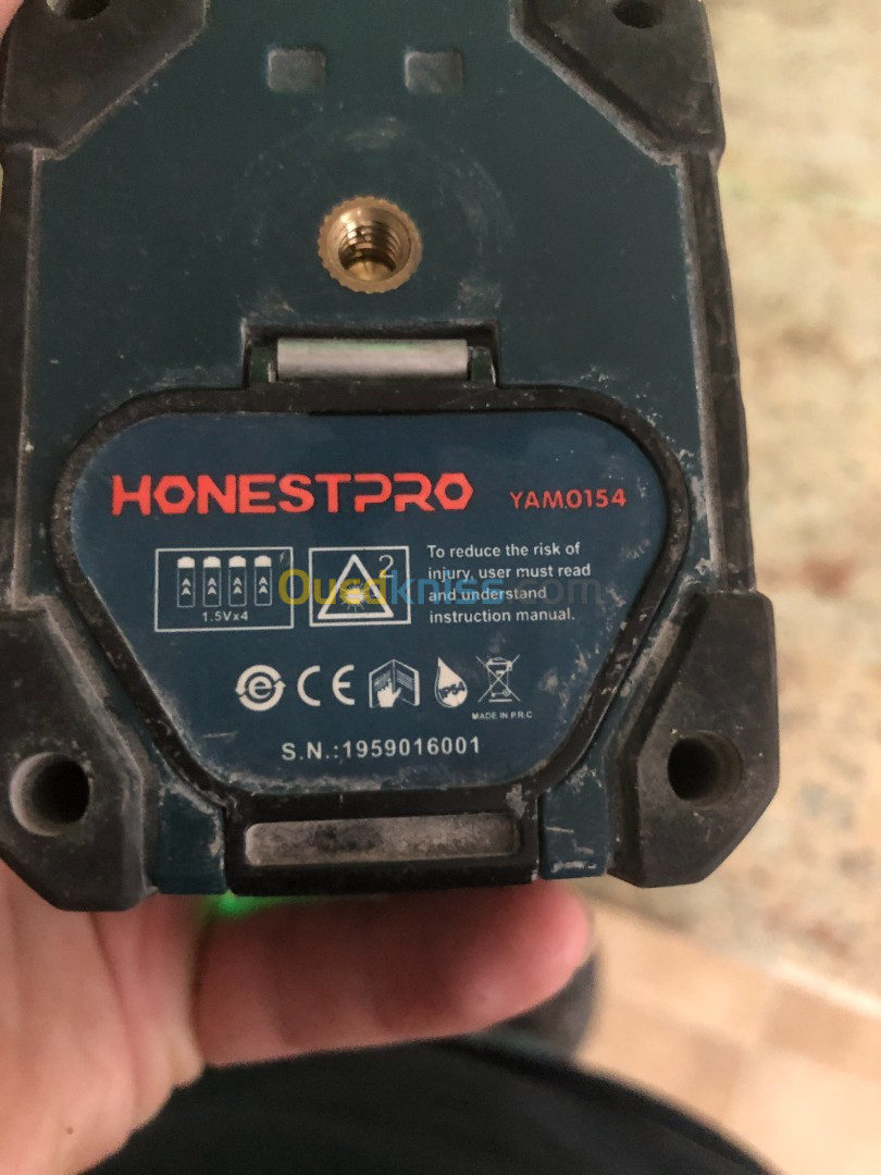 Je mets en vente un niveau laser HONESTPRO 5 ligne et Un banjou DELKO  