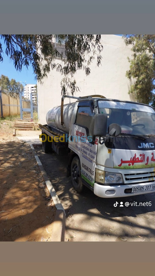 Camion hydrocureur vidangeur débouchageur