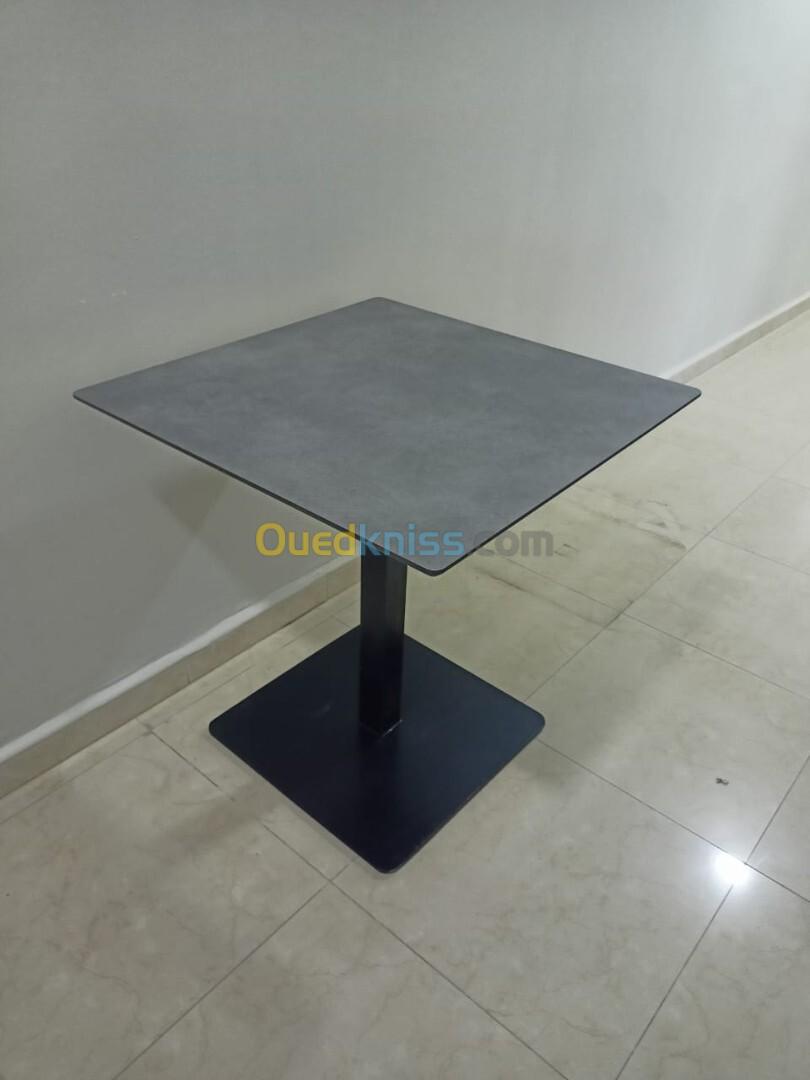 Tables en HPL avec une finition en béton ciré (Dimensions 70x70 cm)