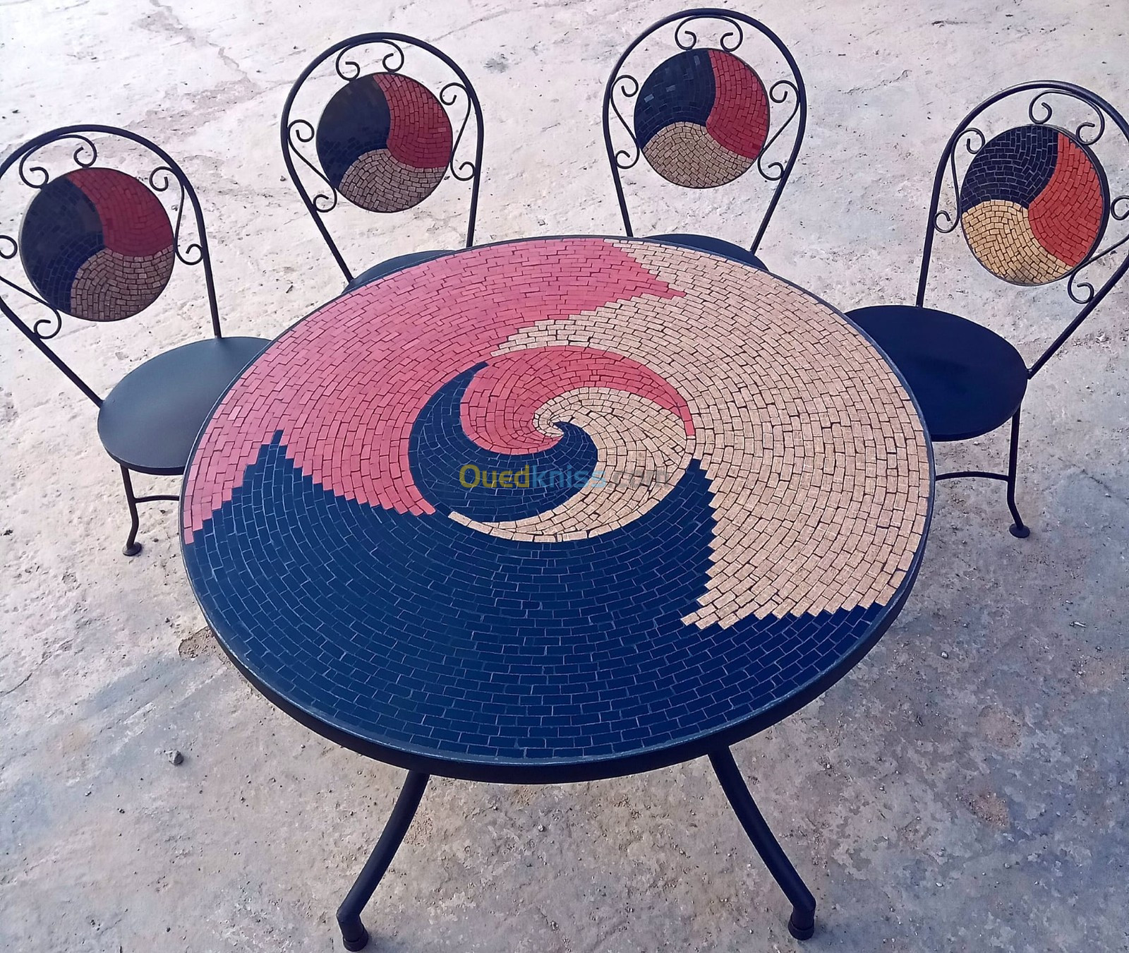 TABLE ET CHAISES EN MOSAIQUE ET FER FORGÉ 