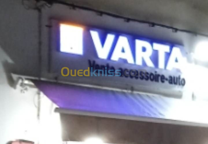 +etageur Panneau VARTA accessoires autou + vitrine présentoirs  