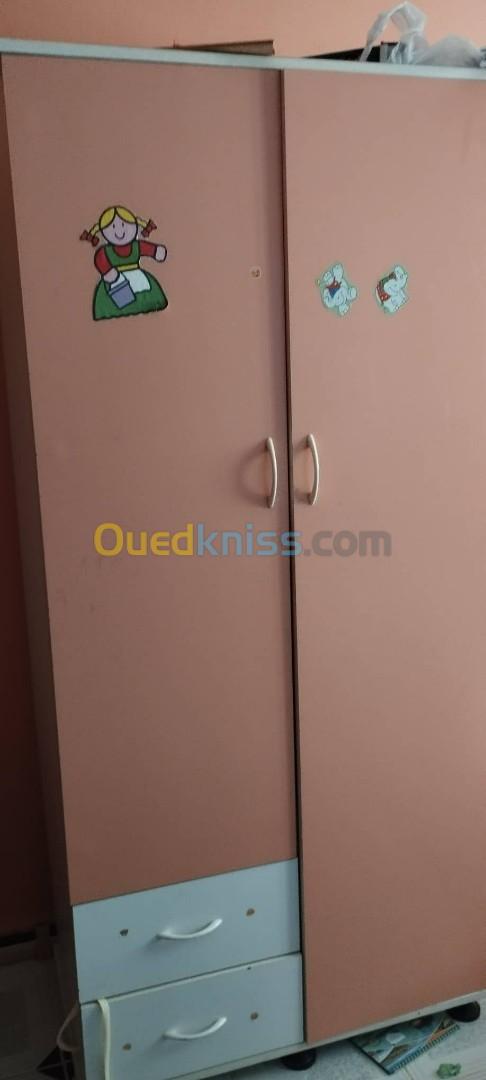 Meubles rose chambre fille armoire et lit