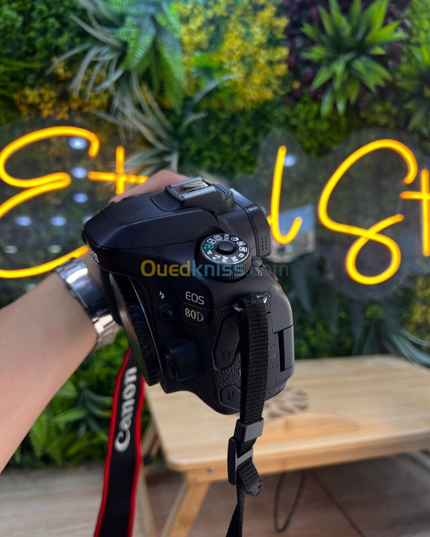 CANON 80 D nu en excellent etat avec batterie et chargeur Click: 9k