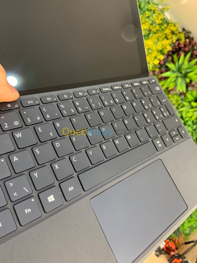 SURFACE GO