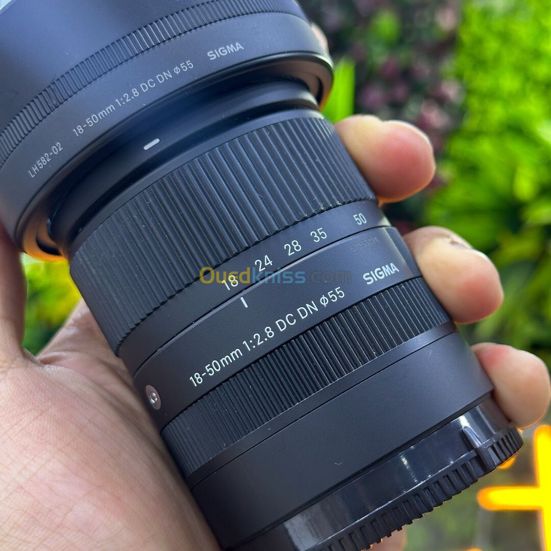 Sigma pour sony 18-50 2.8 contemporary en excellent etat avec deux bouchons parasoleil