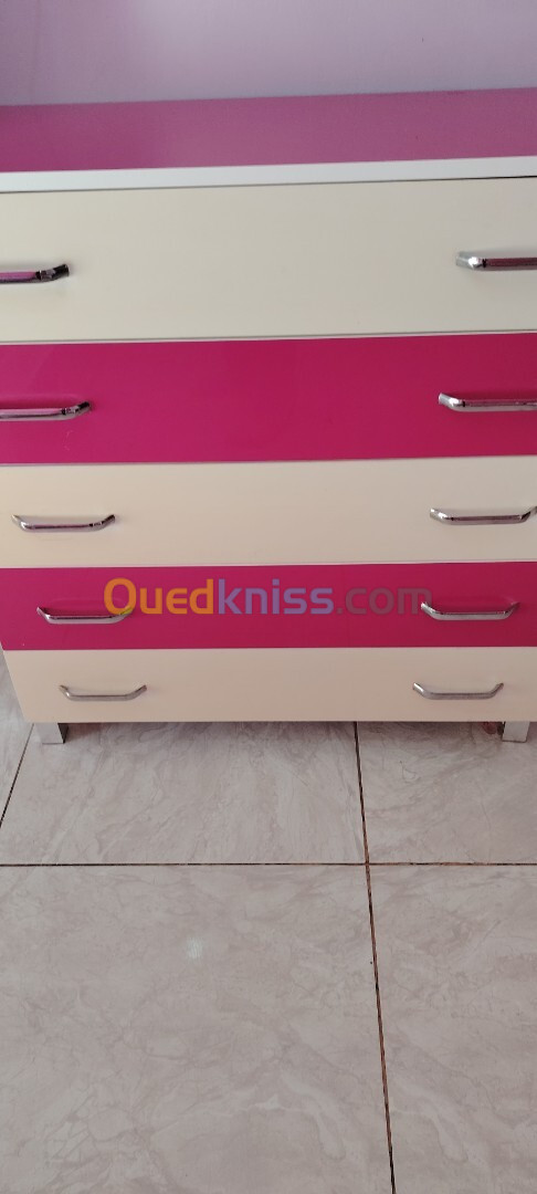 Vends deux lit avec 2 tables de nuit et 1 chiffonnier 