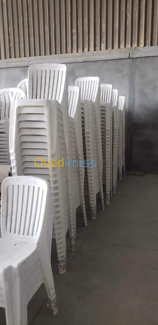 chaise et tables plastique 