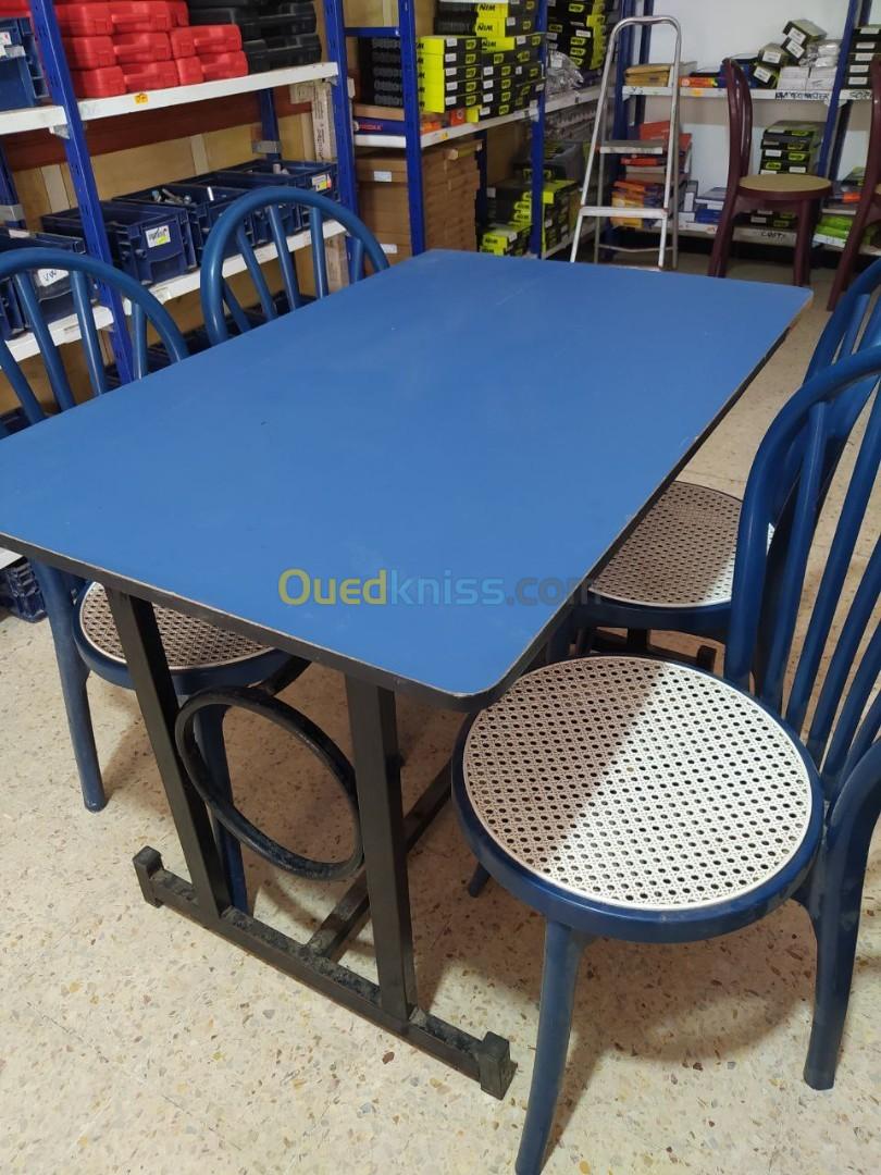 طاولة زرقاء مع 4 كراسي زرقاء - Table bleue avec 4 chaises