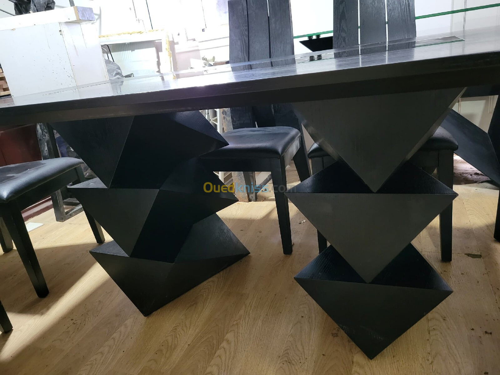 Table a manger avec 6 chaises plus une table basse et une console 