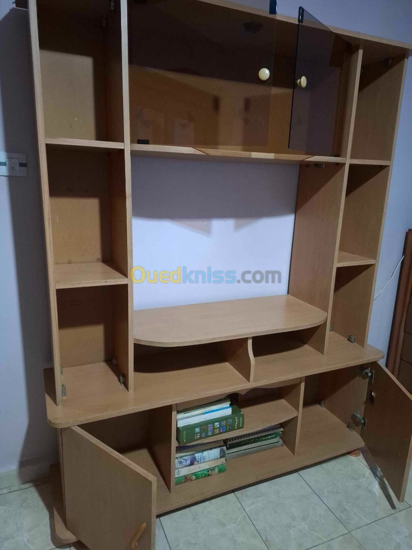 Immeuble pour tv et livre