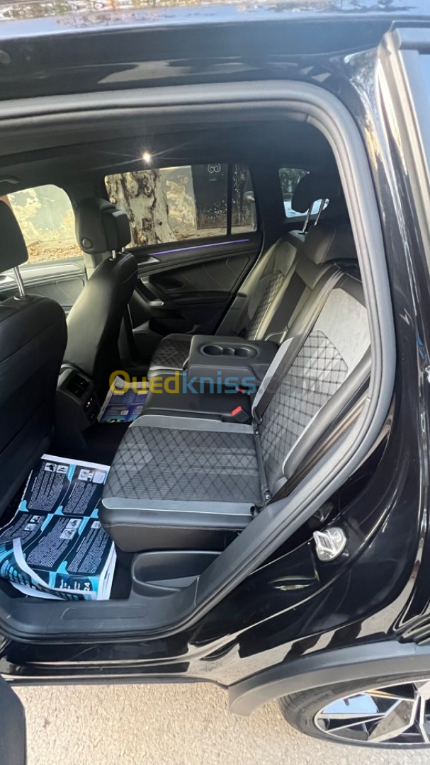 Volkswagen Tiguan 2023 Black black