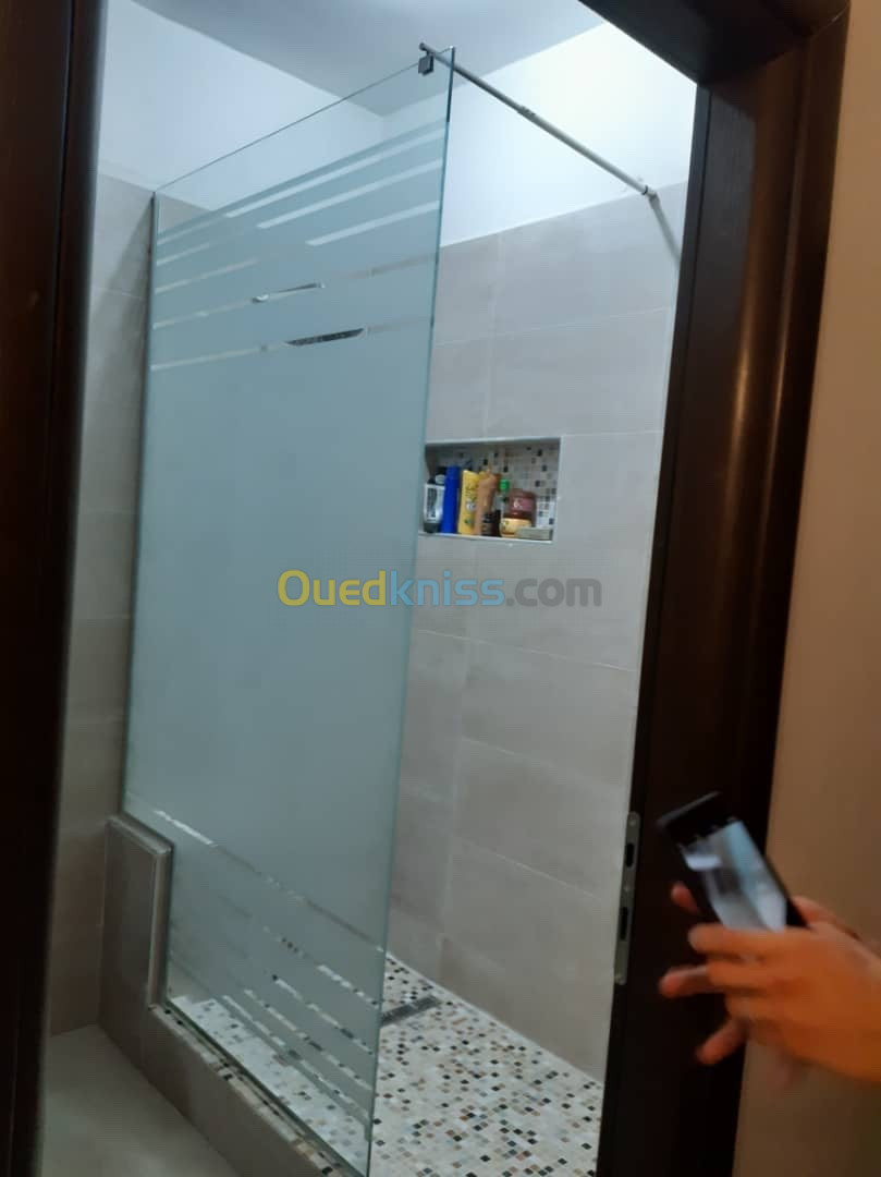 Cabine de douche et vitrin verre trempé sur mesure