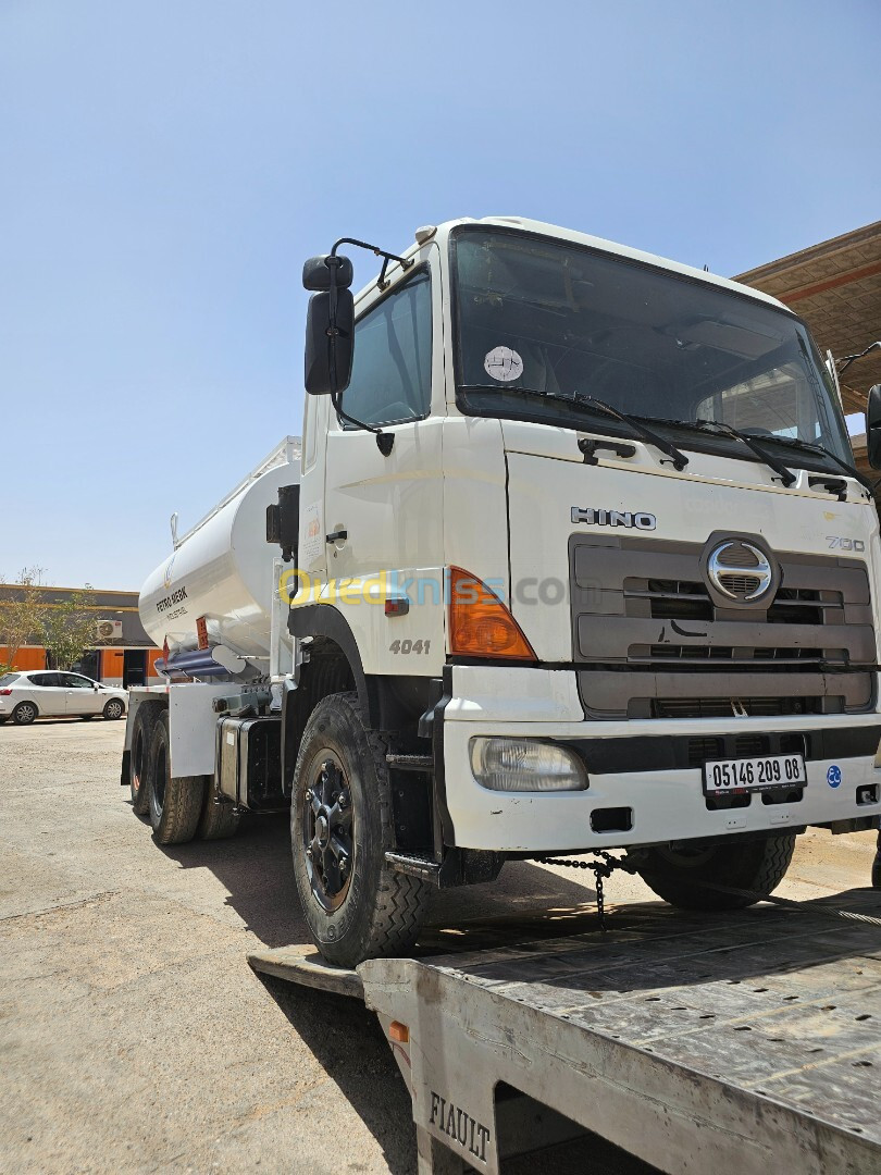 700 Hino 2009