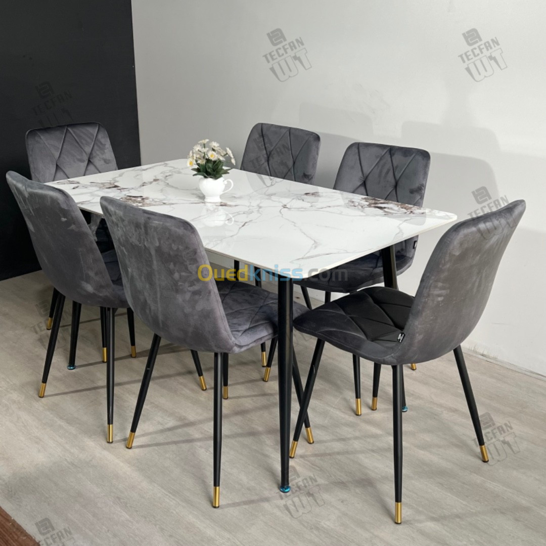 Table marbré avec 6 chaises capitonnées 