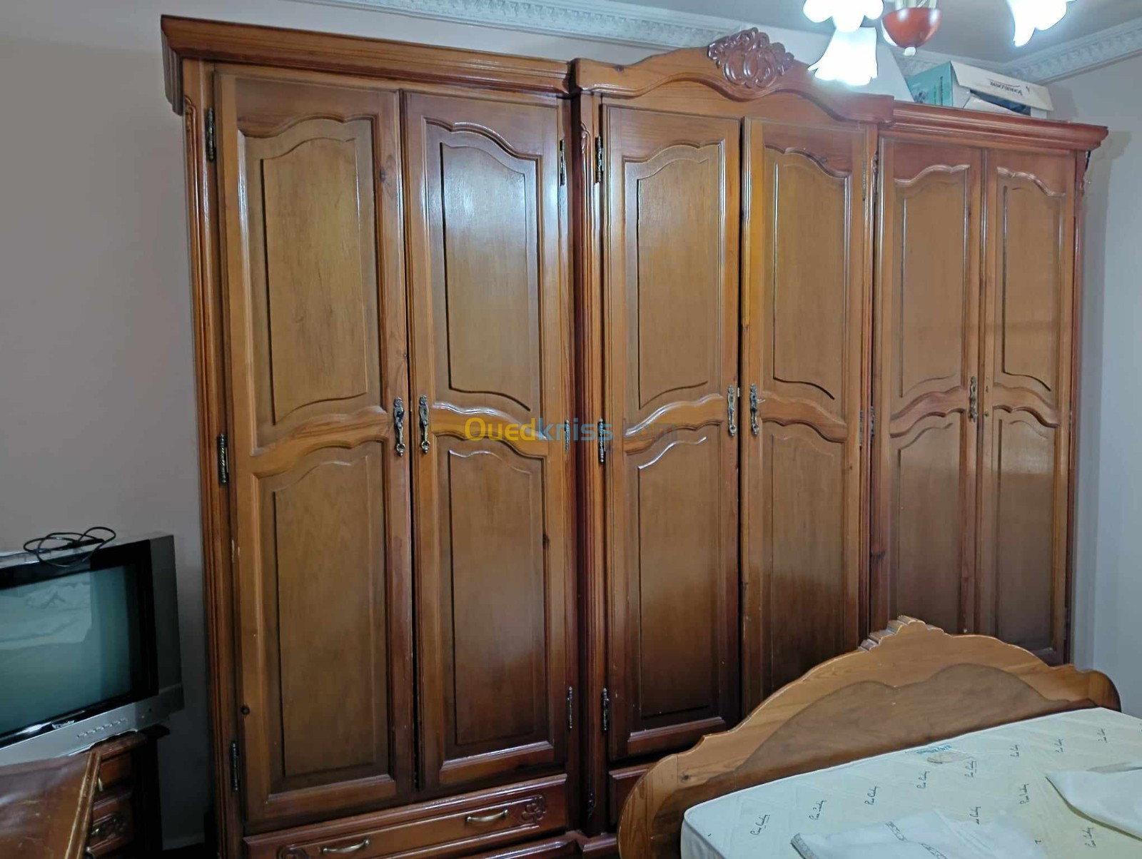 Chambre à coucher en bois rouge ( Grand Lit, Amoire, deux tables de nuits, une coiffeuse )