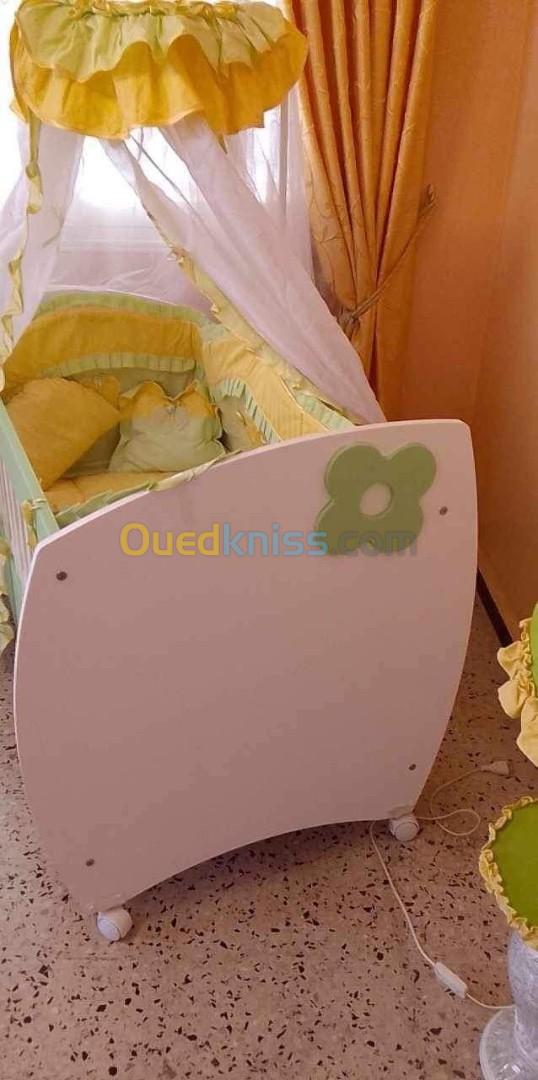 Le lit et tour de lit + sac pour bébé et manette + veilleuse + kangourou+matla