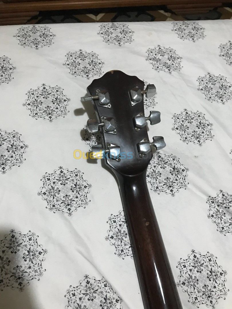 Vends Guitare acoustique Ibanez AW100.