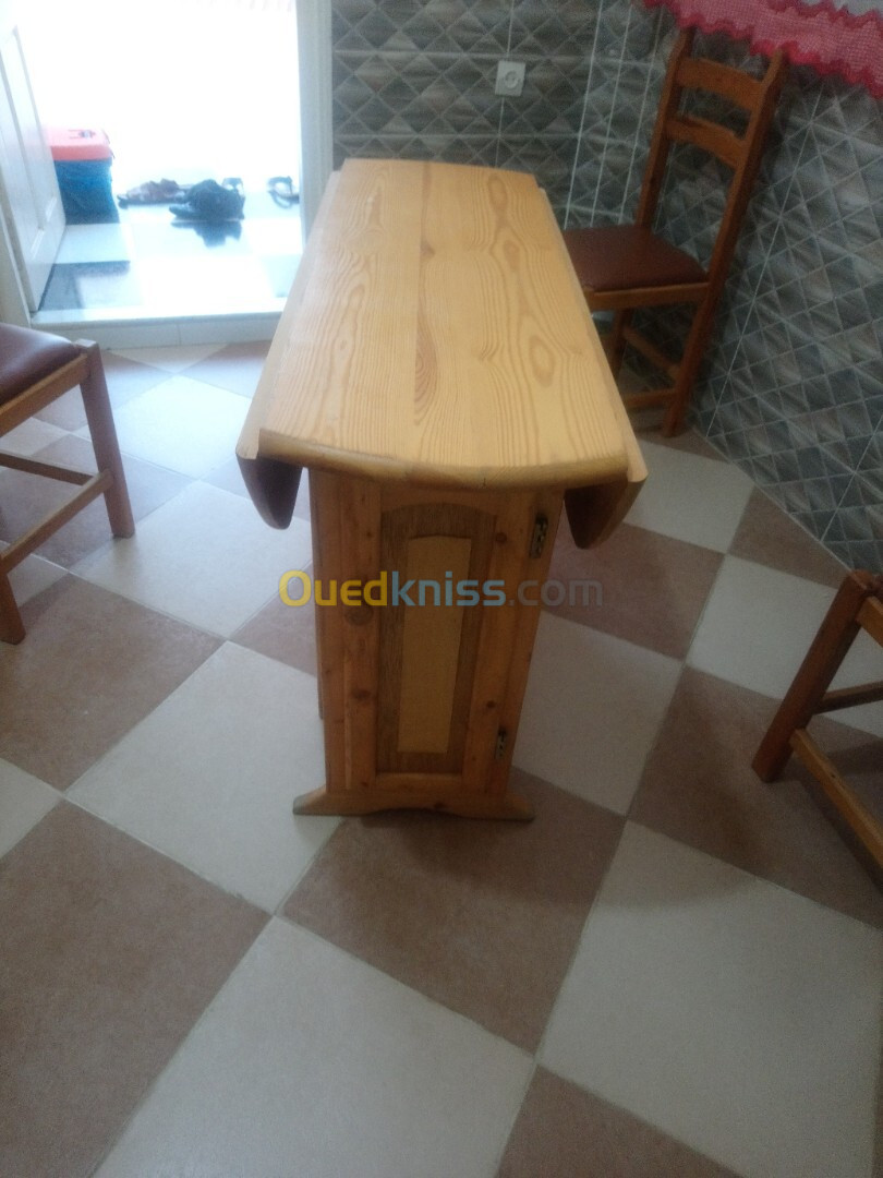 Table de cuisine bois et plastique 