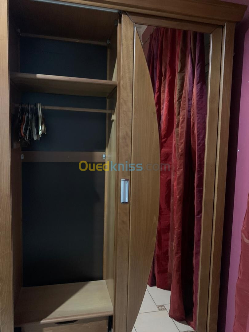 Vendre chambre pour une personne armoire lit et table de nuit entierement en etre tres bon etat 