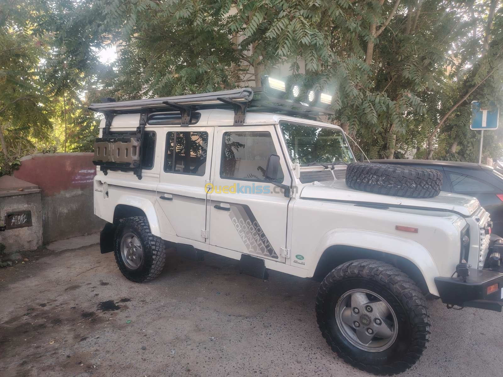 Land Rover Defender 1990 Country