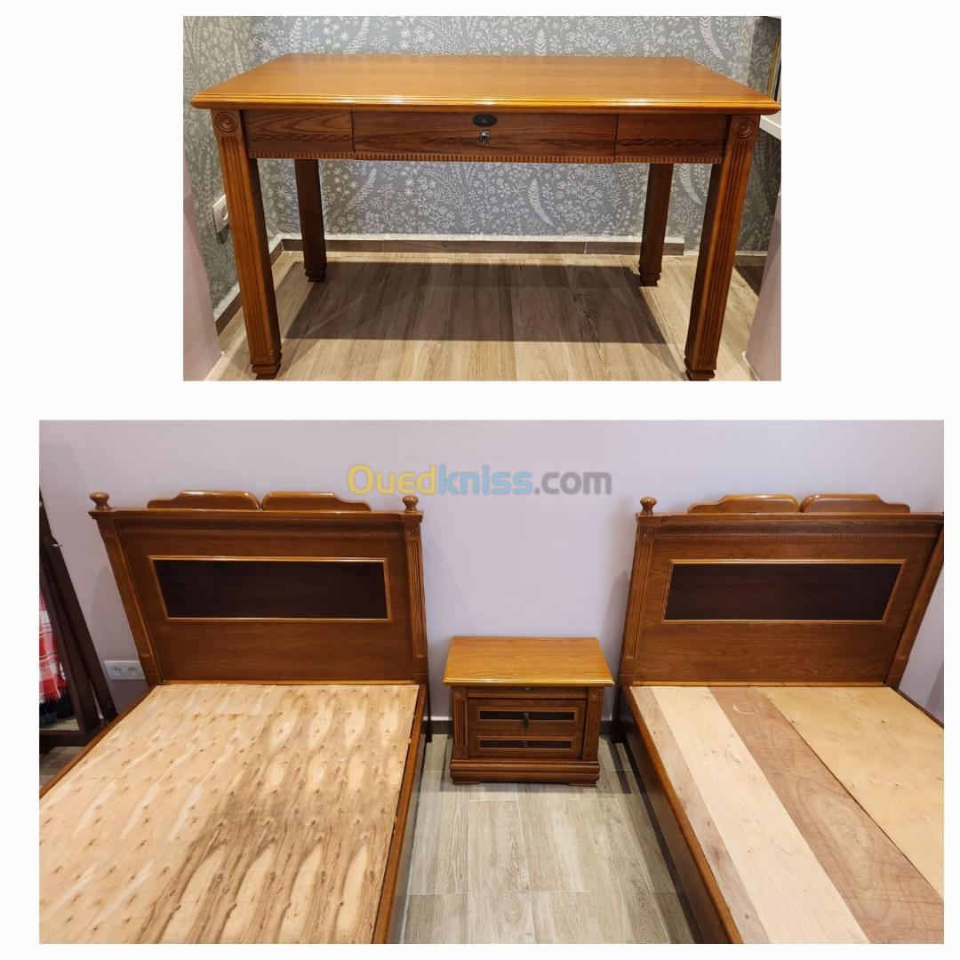 Chambre double ( deux lits, bureau, table de nuit