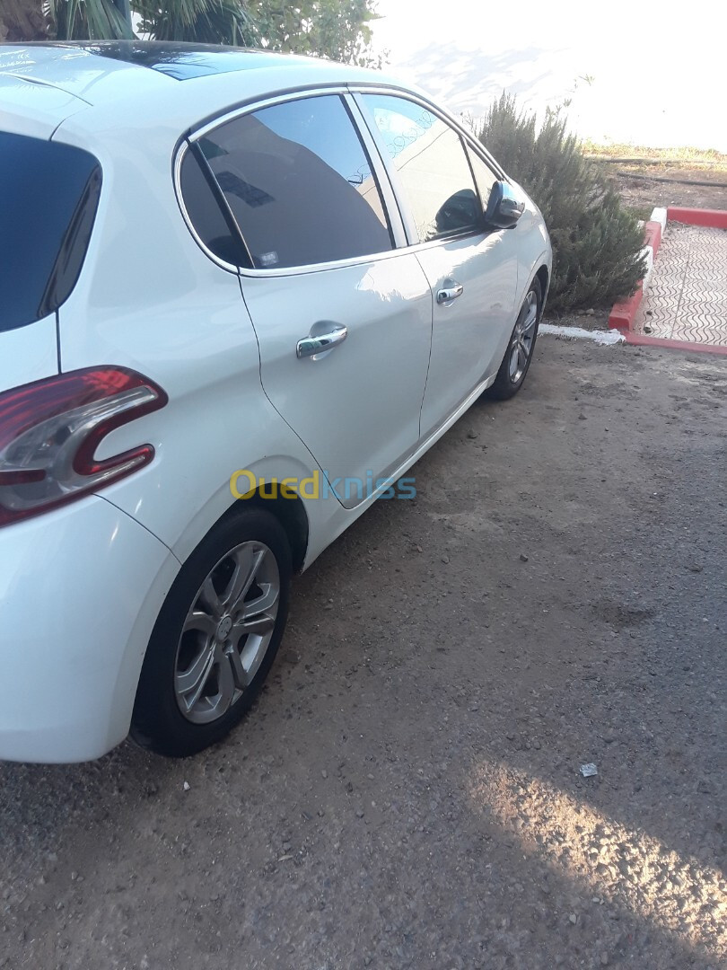 Peugeot 208 2015 Allure Facelift