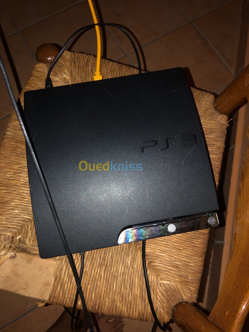 Ps3 avec mannete loriginal  et volant loriginal et plein de jeux 