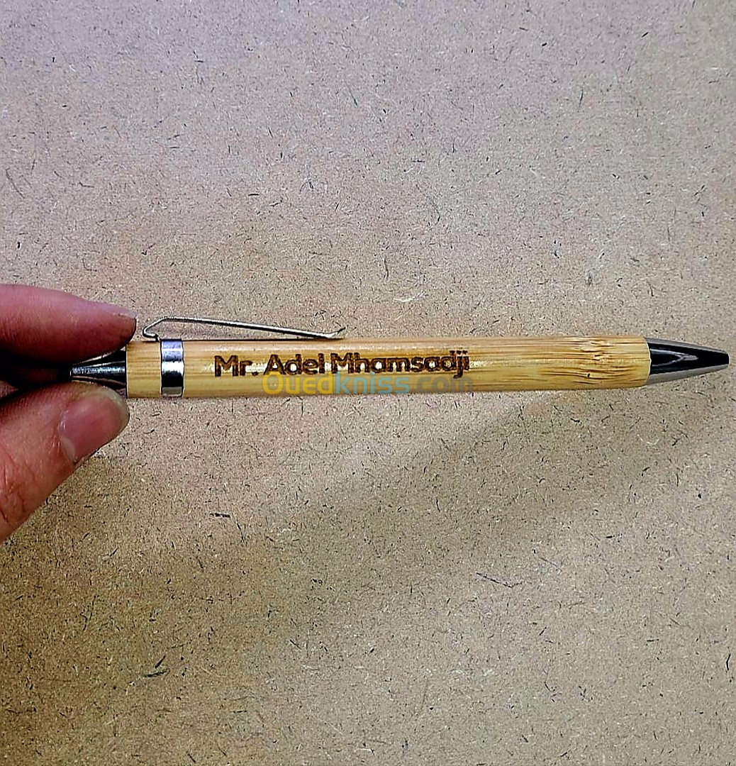 Support + Stylo personnalisés   حامل خشبي + قلم شخصي لكم فقط 