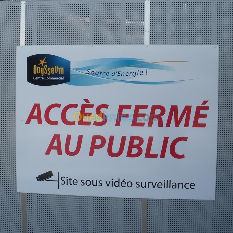 panneau publicitaire extérieur