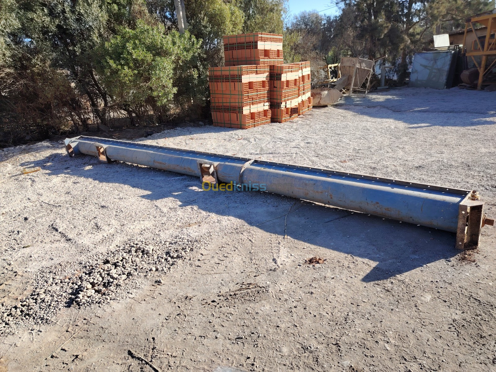 Vent trois mini centrale à béton en très bon état et trois  fourche de grue 